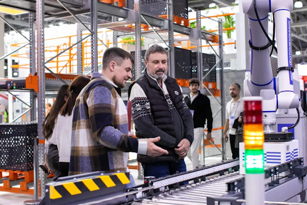 Industrial warehouse with automated conveyor system